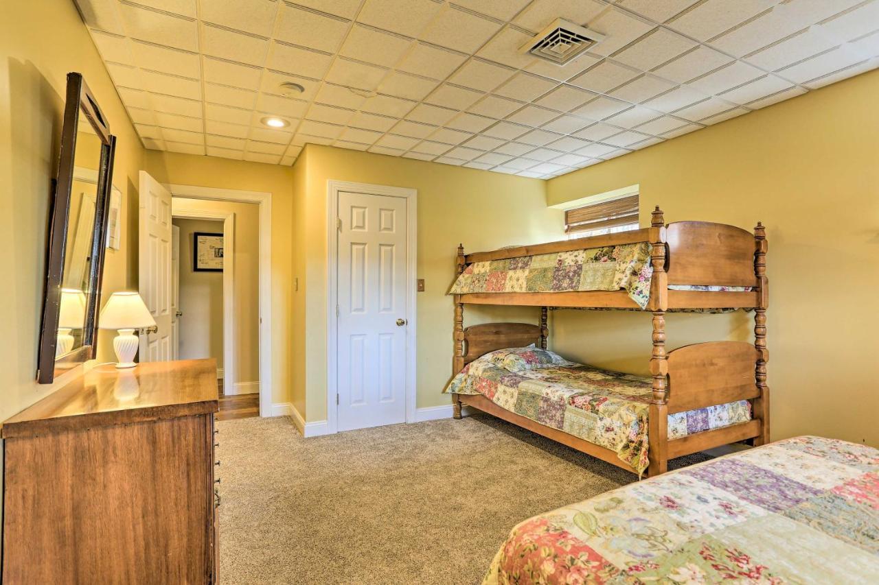 Waterfront Haven On Pines Ski, Swim And Relax Holiday home Pocono Lake