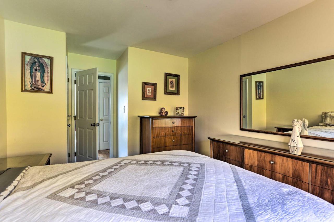 Waterfront Haven On Pines Ski, Swim And Relax Holiday home Pocono Lake